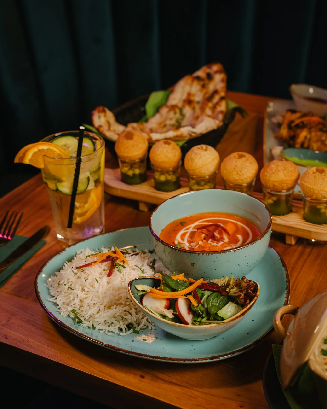 Curry mit Sahnehaube, Basmatireis, Pani Puri und Naan im METHI